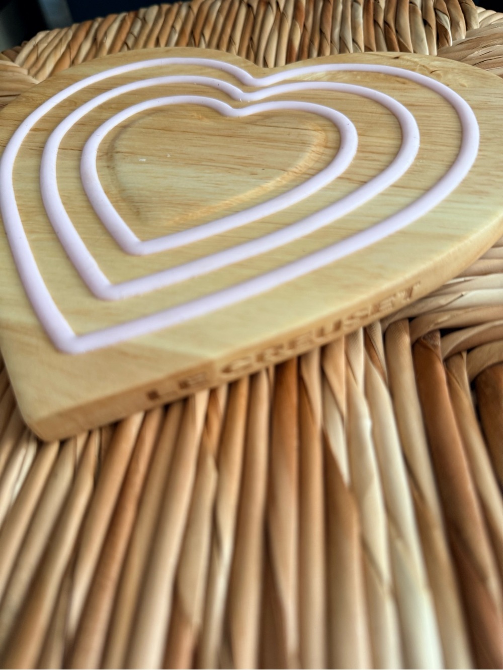 Le Creuset Heart-Shaped Wooden Magnetic Trivet | pink silicon rings | NEW - Picture 4 of 7